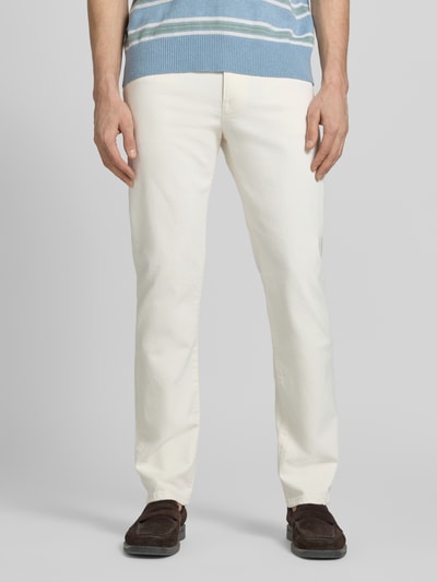 Męski model nosi Straight Fit Jeans aus Baumwoll-Mix Modell 'DENTON' von Tommy Hilfiger, jednolity kolor, materiał: mieszanka bawełny, 5 kieszeni, nity, naszywka z logo, wyhaftowane logo, zapięcie na guzik i ukryty zamek błyskawiczny, denim, Ganzkörperansicht von vorne.