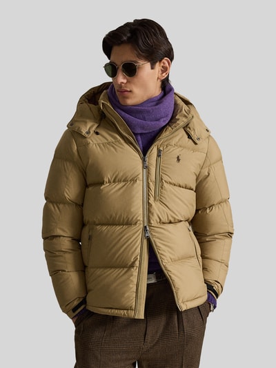 Männermodel trägt hellbraune Regular Fit Daunenjacke mit Logo-Stitching von Polo Ralph Lauren, Herren Daunenjacke, Ganzkörperansicht von vorne.