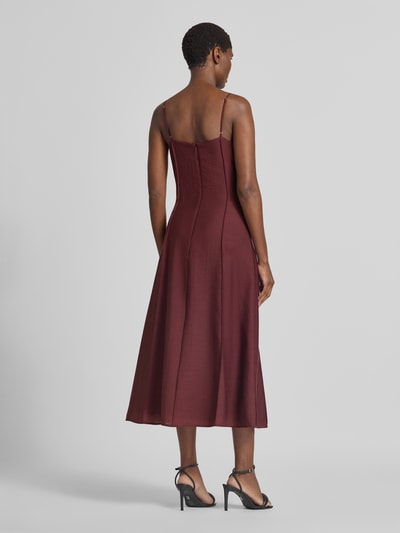 Frauenmodel trägt Tailliertes Freizeitkleid aus Lyocell-Mix mit Woll-Anteil Modell 'D076-WaistSlipDr' von Jake*s, bordeauxfarben, glatte Textur, Ganzkörperansicht Rückansicht, Damen Freizeitkleid von Jake*s Collection.
