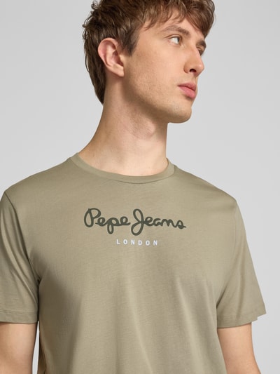Männermodel trägt Regular Fit T-shirt aus reine katoen Modell 'EGGO' von Pepe Jeans, look: effen mit labelprint, ronde hals, korte mouw, jersey, Nahaufnahme Oberkörper.