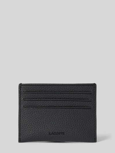 Produktfoto, Portemonnaie mit Kartenfächern von Lacoste aus schwarzem, genarbtem Leder, rechteckige Form, Label-Prägung, neutrale Optik.