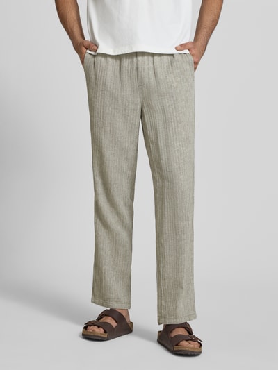 Männermodel trägt Hose aus Leinen-Baumwoll-Mix Modell 'MAXIM' von Blend, Relaxed Fit, beige meliert, elastischer Bund, Ganzkörperansicht von vorne.