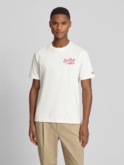 Männermodel trägt T-Shirt mit Label-Prints Modell 'PORTLAND' von MC2 Saint Barth in wit katoen, regular fit, label-stitching, voorkant, Ganzkörperansicht von vorne.