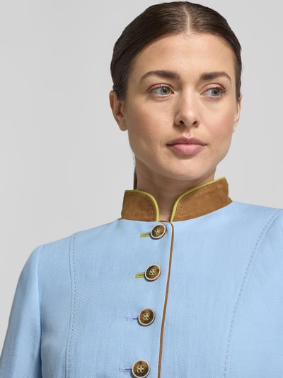 Modelka nosi Regular Fit Mantel aus Viskose-Mix mit Stehkragen od WHITE LABEL, jasnoniebieski, ozdobne guziki, stebnowane detale, prosty krój, kołnierz stójka, kieszenie z lamówką, długość tyłu 80 cm w rozmiarze 36, szerokość w rozmiarze 36: 43 cm, długość rękawa: 64 cm, zbliżenie na górną część tułowia.