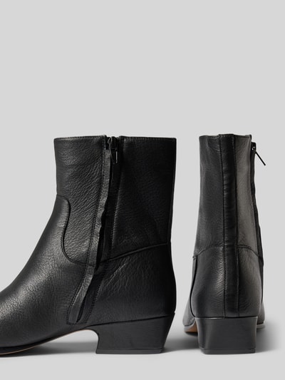 Productfoto, zwarte Stiefeletten met blokhak model 'Dusty' van Steve Madden, eckige model, siernaden, ritssluiting, gladde zool, hakhoogte maat 40: 4 cm, schachthoogte maat 40: 18 cm, schachtbreedte maat 40: 12 cm