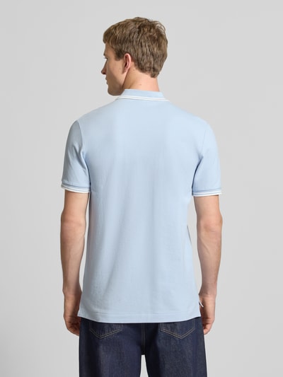 Männermodel trägt Slim Fit Poloshirt mit Logo-Stitching Modell 'Dunda' von G-Star Raw aus elastischem Baumwoll-Mix, Rückenlänge 72 cm, Ganzkörperansicht Rückansicht.
