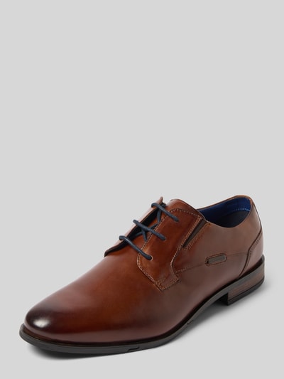 Produktfoto, buty sznurowane z naturalnej skóry model 'Gapo' od bugatti w brązowym kolorze, gładka podeszwa, krój lekko spiczysty, wysokość obcasa w rozmiarze 44: 2 cm, wysokość cholewki w rozmiarze 44: 7 cm, szerokość w rozmiarze 44: 11 cm