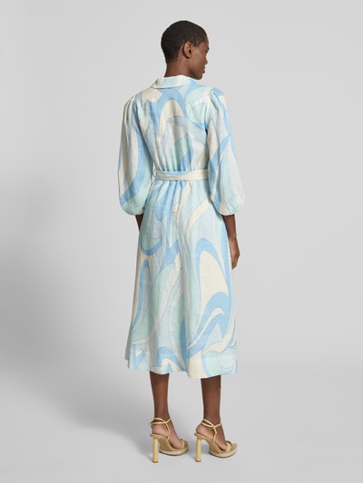 Frauenmodel trägt Cocktailkleid aus Leinen mit Gürtel Modell 'Fia' von Forever New mit Allover-Look, A-Linie, Midikleid, Hemdblusenkleid, Rückansicht Ganzkörperansicht.