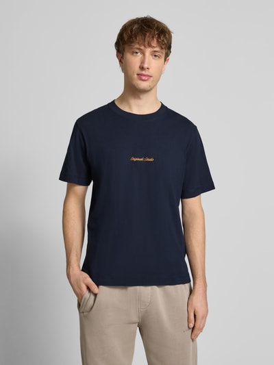 Männermodel trägt T-Shirt mit Label-Stitching Modell 'NORREBRO' von Jack & Jones, dunkelblau, reine Baumwolle, Regular Fit, Ganzkörperansicht von vorne.