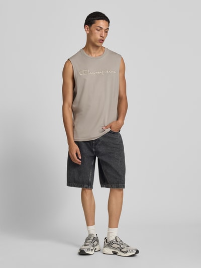 Männermodel trägt Top mit Label-Stitching und Rundhalsausschnitt von CHAMPION aus Reine Baumwolle, Regular-Fit, Ganzkörperansicht von vorne.