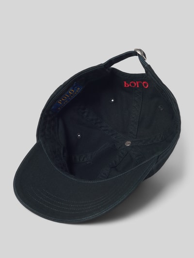 Produktfoto, Cap mit Label-Stitching von Polo Ralph Lauren aus reiner Baumwolle als Basecap mit eingestickten Luftlöchern, verstellbarem Riegel, verstärktem Schirm und Steppnähten, schwarze Farbe, strukturierte Stoff-Textur.