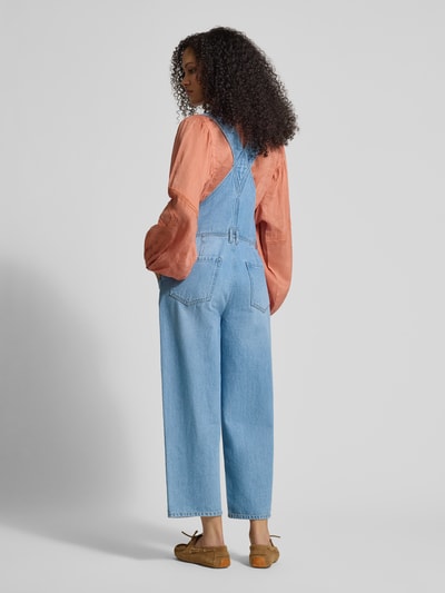 Frauenmodel trägt Barrel Fit Latzhose mit verstellbaren Trägern von JAKE*S STUDIO WOMAN in hellem Denim, lockere Passform, Ganzkörperansicht Rückansicht.