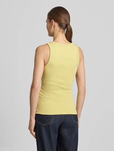 Frauenmodel trägt Slim Fit Tank Top aus Baumwoll-Mix Modell 'DATAMIA' von HUGO in Gelb, Feinripp, unifarben, Ganzkörperansicht Rückansicht.