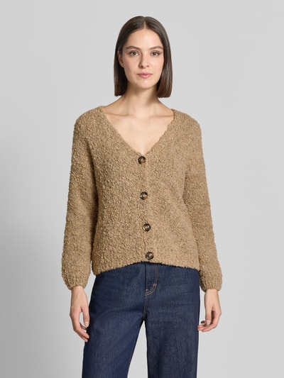 Frauenmodel trägt Relaxed Fit Strickjacke aus Woll-Viskose-Mix Modell 'Sofia' von ZABAIONE, beige meliert, V-Ausschnitt, Ganzkörperansicht von vorne.