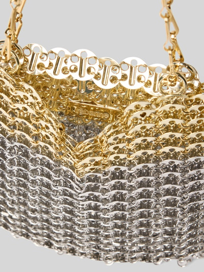 Produktfoto, Handtasche in Ketten-Optik von Rabanne mit glänzender Kettenstruktur, silber- und goldfarben, Logo-Detail, Detailaufnahme.