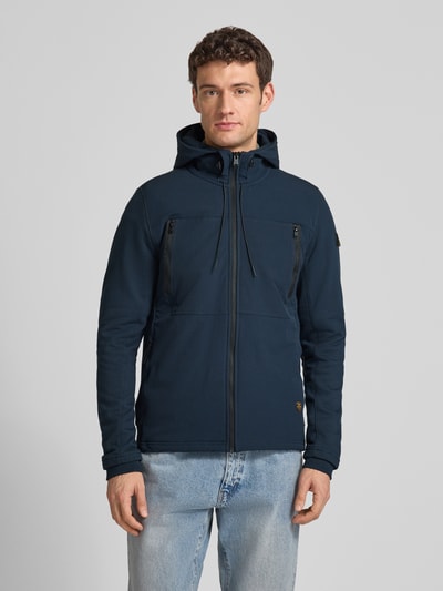 Männermodel trägt Jacke mit Reißverschlusstaschen von PME Legend in Blau, Baumwoll-Mix, Regular-Fit, Kapuze mit Tunnelzug, Ganzkörperansicht von vorne.