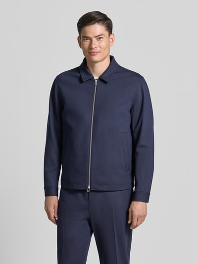 Mannenmodel draagt Blouson met tweewegritssluiting model 'BARNABY' van Tiger Of Sweden, viscosemix, straight fit, kentkraag, navy, volledige voorkantopname