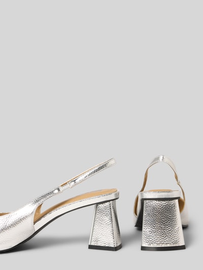 Produktfoto, Czółenka 'Pumps mit Strukturmuster' von BIANCO, fakturowany wzór, otwarta pięta, gładka podeszwa, wysokość obcasa 6 cm, wysokość cholewki 1 cm, szerokość w rozmiarze 40 5 cm, srebrny kolor, geometryczne kształty, metaliczna faktura