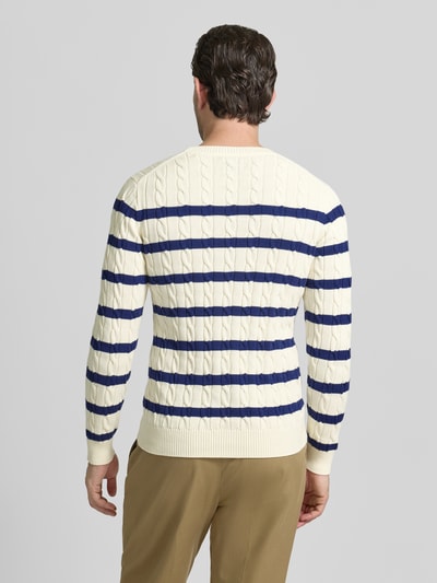 Männermodel trägt Slim Fit Pullover in Strick-Optik von Gant in Creme mit dunkelblauen Streifen, 100% Baumwolle, Ganzkörperansicht Rückansicht
