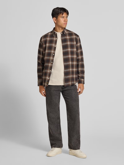 Männermodel trägt Straight Fit Jeans aus reiner Baumwolle Modell 'Eddie' von JACK & JONES, 5-Pocket-Design, Ganzkörperansicht von vorne.