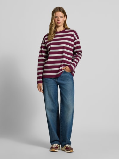 Vrouwenmodel draagt Relaxed Fit Sweatshirt uit katoenmix model 'Ember' van NOISY MAY®, bordeaux-wit gestreept, ronde hals, lange mouwen, casual look, dames sweatshirt, voorkant volledige lichaamsweergave.