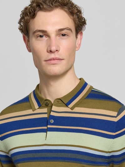 Männermodel trägt Slim Fit Poloshirt aus reiner Wolle in Strick-Optik von PAUL SMITH, bunt gestreift, Polokragen, Nahaufnahme Oberkörper.