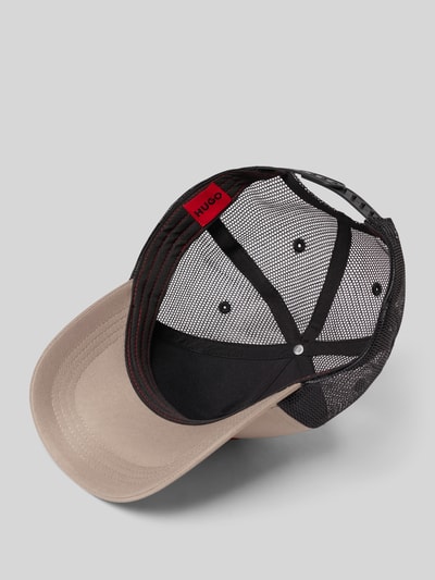 Produktfoto, Basecap mit Label-Detail Modell 'KODY' von HUGO, Two Tone Optik, Mesh-Rückseite, verstellbarer Verschluss, Label Patch