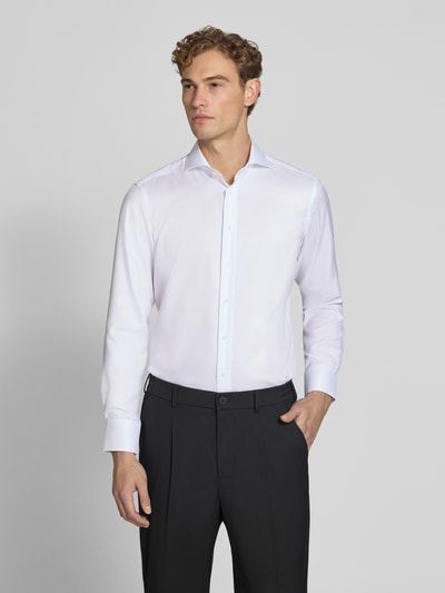 Männermodel trägt Slim Fit Business-Hemd aus reiner Baumwolle von Christian Berg Men in Weiß, Knopfleiste, Haikragen, Ganzkörperansicht von vorne.