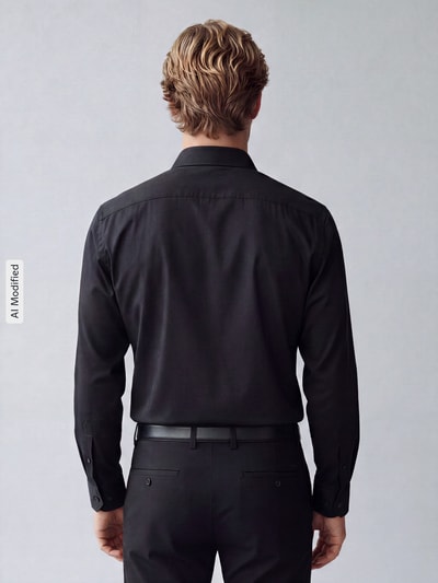 Männermodel trägt Regular Fit Business Hemd mit Kentkragen aus reiner Baumwolle von Seidensticker in Schwarz, Rückenansicht, KI-modifiziertes Bild. Rückenlänge 74 cm, Schulterbreite 44 cm, Ärmellänge 66 cm, Knopfleiste sichtbar.