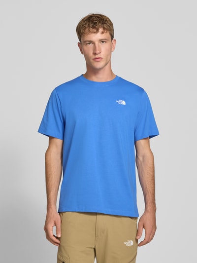 Männermodel trägt Regular Fit T-Shirt mit Rundhalsausschnitt Modell 'EVOLUTION' von The North Face in Blau, Ganzkörperansicht von vorne, Herren T-Shirt, Label-Stitching, Rückenlänge bei Größe M 72 cm.