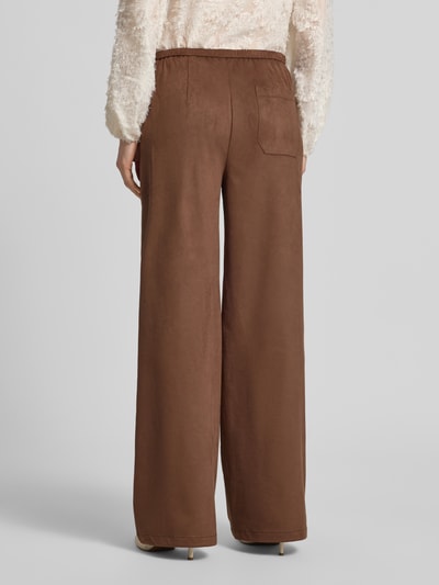 Frauenmodel trägt Wide Fit Stoffhose mit Gesäßtasche von Oui in Braun, elastischer Bund mit Tunnelzug, Ganzkörperansicht Rückansicht.
