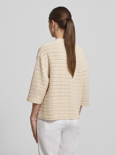 Modelka nosi sweter z dzianiny z bawełny, krój relaxed fit, kołnierzyk polo, dekolt w serek, rękaw o dł. 3/4, model 'Garakino' od OPUS, widok całej sylwetki od tyłu.