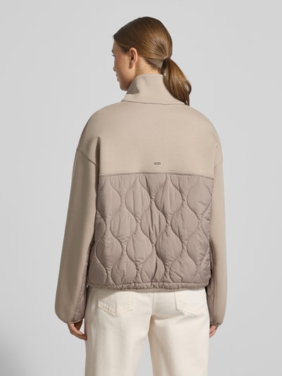 Frauenmodel trägt Jacke mit Steppnähten und Zweiwege-Reißverschluss von White Label, Baumwoll-Mix, Regular Fit, Stehkragen, Rückenlänge 58 cm, Schulterbreite 49 cm, Brustweite 50 cm, Ärmellänge 67 cm, dezente Beige- und Taupetöne, texturierte Steppung, Ganzkörperansicht Rückansicht.