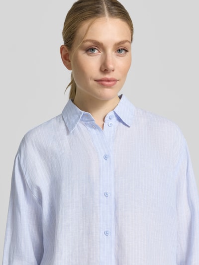Frauenmodel trägt Regular Fit Hemdbluse mt Knopfleiste von Christian Berg Woman Selection, Semitransparent, Hellblau, Nahaufnahme Oberkörper. Rückenlänge 63 cm, Ärmellänge 47 cm, Hemdblusenkragen, Langärmelig, Durchgehende Knopfleiste.