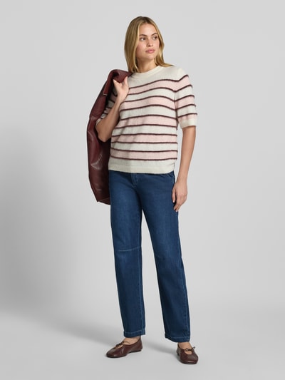 Vrouwenmodel draagt Barrel Jeans uit mix van katoen van Buena Vista, blauw, rechte pijpen, gladde textuur, full body vooraanzicht. Dames Barrel Jeans van Buena Vista