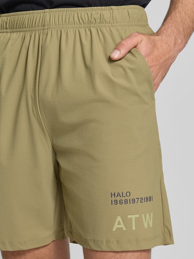 Männermodel trägt Shorts mit elastischem Bund Modell 'HALO AIR' von HALO in Beige, Material-Mix mit Stretch, Nahaufnahme Oberschenkel.