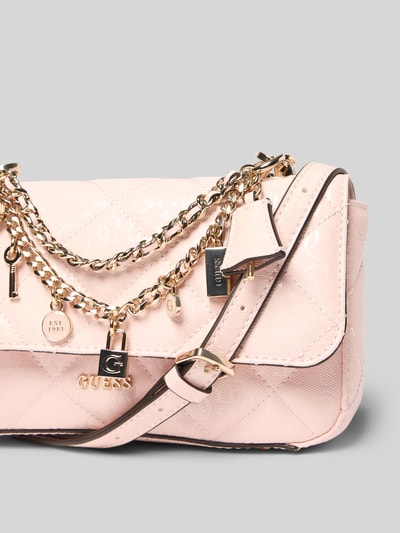 Productfoto, schoudertas met labelapplicatie model 'LIBBY' van Guess in lichtroze met kettingdetail, hoofdvak met magneetsluiting, breedte 24 cm, lengte 14 cm, diepte 6 cm, schouderbandlengte 114 cm