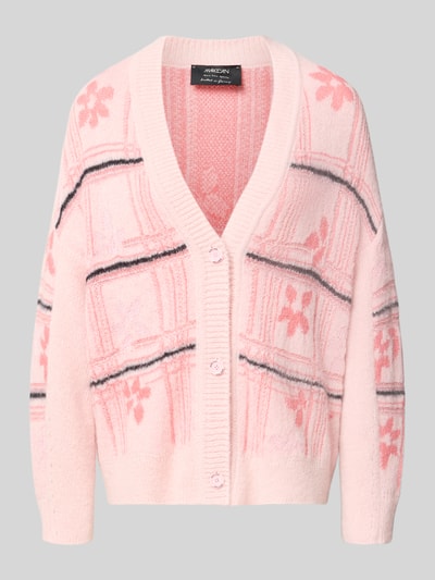 Produktfoto, Oversized Cardigan mit Alpaka-Mohair-Anteil von Marc Cain, Mieszanka materiałów z dodatkiem moheru i wełny z alpaki, krój oversized fit, dekolt w serek, listwa guzikowa, z długim rękawem, kwiatowy wzór, długość tyłu w rozmiarze 36: 69 cm, długość rękawów w rozmiarze 36: 48 cm, różowe i czarne pasy, miękka tekstura
