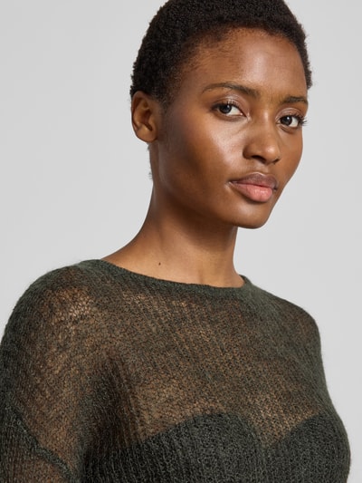 Frauenmodel trägt Regular Fit Pullover mit Woll-Mohair-Anteil Modell 'Tivora' von someday., Strick-Optik, semitransparent, Nahaufnahme Oberkörper.