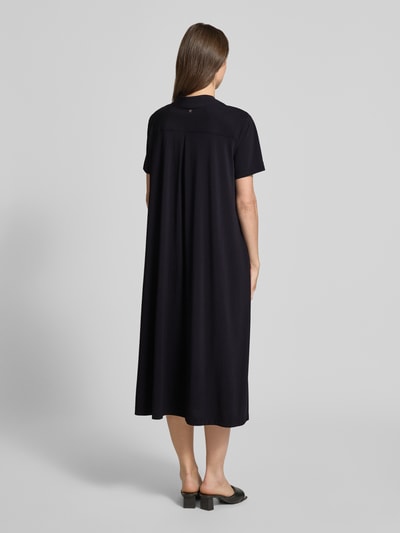 Frauenmodel trägt Damen Midikleid mit Strukturmuster, Umlegekragen, V-Ausschnitt, Loose-Fit, Material-Mix mit Stretch-Anteil, Modell 'JOSEPHINA' von Raffaello Rossi, Rückenlänge 122 cm, Brustweite 50 cm, Ärmellänge 23 cm, Ganzkörperansicht Rückansicht.