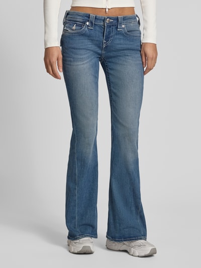 Frauenmodel trägt Flared Jeans Modell 'JOEY' von TRUE RELIGION aus Baumwoll-Mix mit Stretch-Anteil, Low-Rise, Flared-Cut, Jeans-Optik, Ganzkörperansicht von vorne.