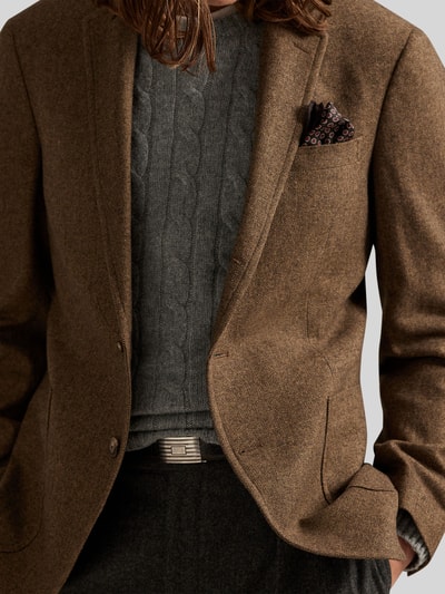 Männermodel trägt Regular Fit Anzugsakko mit Woll-Anteil von Polo Ralph Lauren in Melange-Optik, Nahaufnahme Oberkörper.