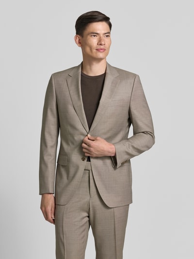 Männermodel trägt Slim Fit Anzug aus Schurwoll-Mix Modell 'HUGE' von BOSS in Beige, dezente Struktur, Herren Anzug, Nahaufnahme Oberkörper.