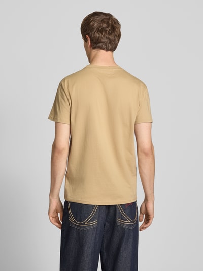 Männermodel trägt Regular Fit T-Shirt aus reiner Baumwolle von Tommy Jeans in Optik: Unifarben, Jersey-Struktur, Ganzkörperansicht Rückansicht.