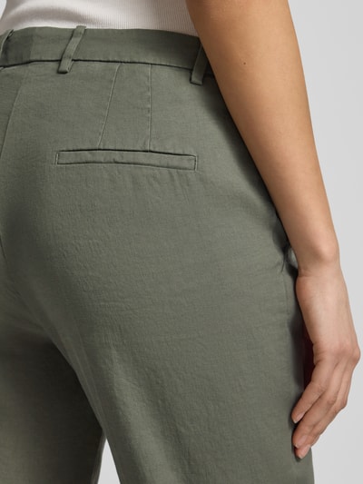 Frauenmodel trägt Leinenhose mit Baumwoll-Anteil von Cambio in Olivgrün, glatte Textur, Gesäßtasche, Gürtelschlaufen, Detailaufnahme Rückansicht.