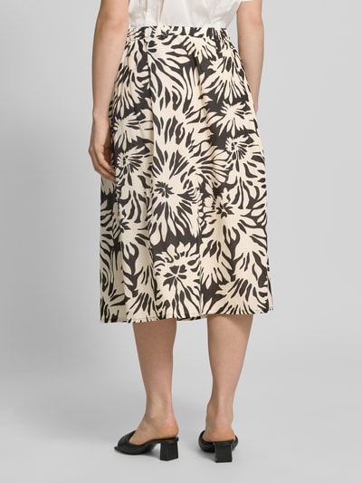 Frauenmodel trägt Midirock im Allover-Look mit Eingrifftaschen von ROBE LÉGÈRE aus Reine Baumwolle in A-Linie, Ganzkörperansicht Rückansicht.