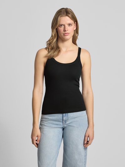 Frauenmodel trägt Trägertop in Ripp-Optik von Gina Tricot, Schwarz, Baumwoll-Elasthan-Mix, Slim-Fit, Rundhalsausschnitt, Ganzkörperansicht von vorne.