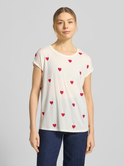 Frauenmodel trägt Relaxed Fit T-Shirt aus Lyocell-Mix Modell 'AVA' von Vero Moda, weiß mit Allover-Herzprint, Rundhals, Kurzarm, Ganzkörperansicht von vorne.