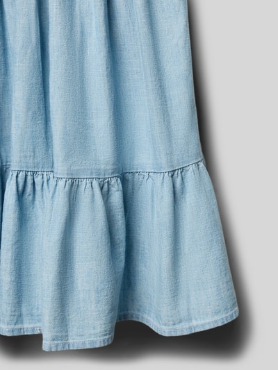 Produktfoto, Ausgestelltes Jeanskleid aus reiner Baumwolle von Polo Ralph Lauren Teens in heller Denim-Optik mit feiner Webstruktur und Rüschen, Material reine Baumwolle