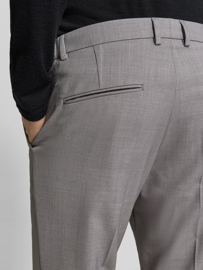 Männermodel trägt Stoffhose mit Bundfalten Modell 'Ajend' von Drykorn, Material-Mix mit Viskose-Anteil, Gesäßtaschen, Detailaufnahme Gesäß.
